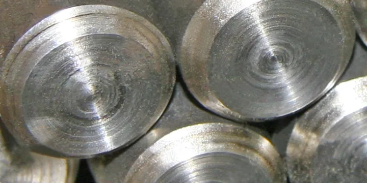 Stirnseiten von Rundstäben aus rostfreiem Edelstahl