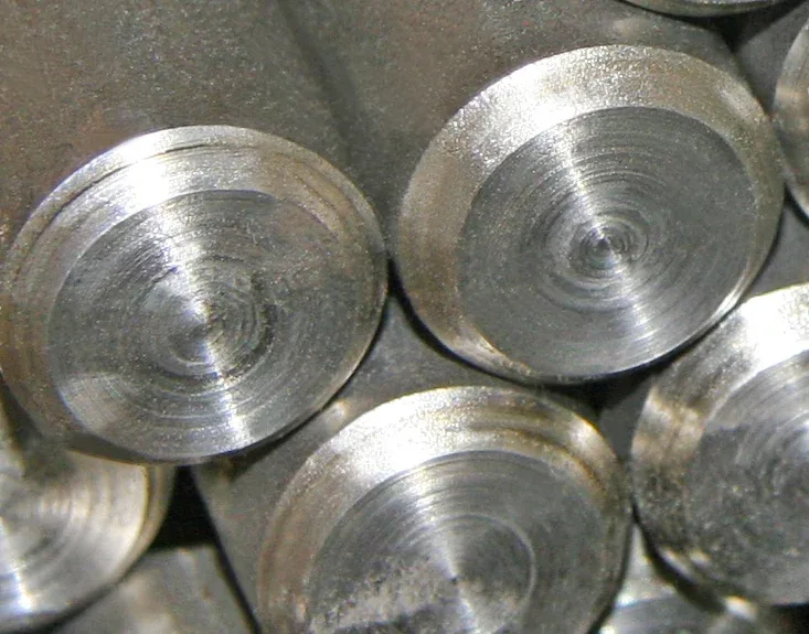 Stirnseiten von Rundstäben aus Edelstahl